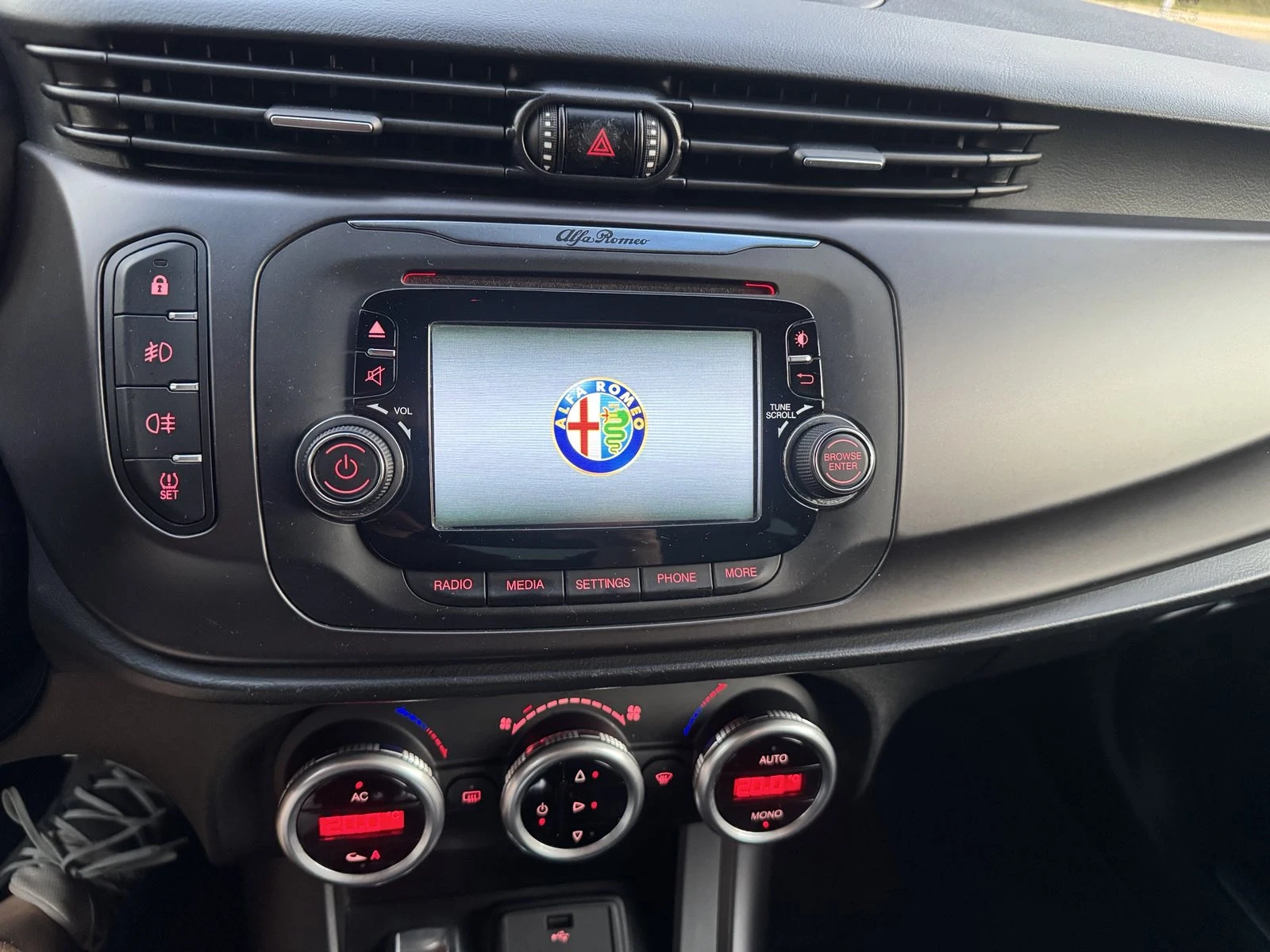 Alfa Romeo Giulietta 2.0JTD* Sportline* 150ks* TOP* , снимка 10 - Автомобили и джипове - 54858451