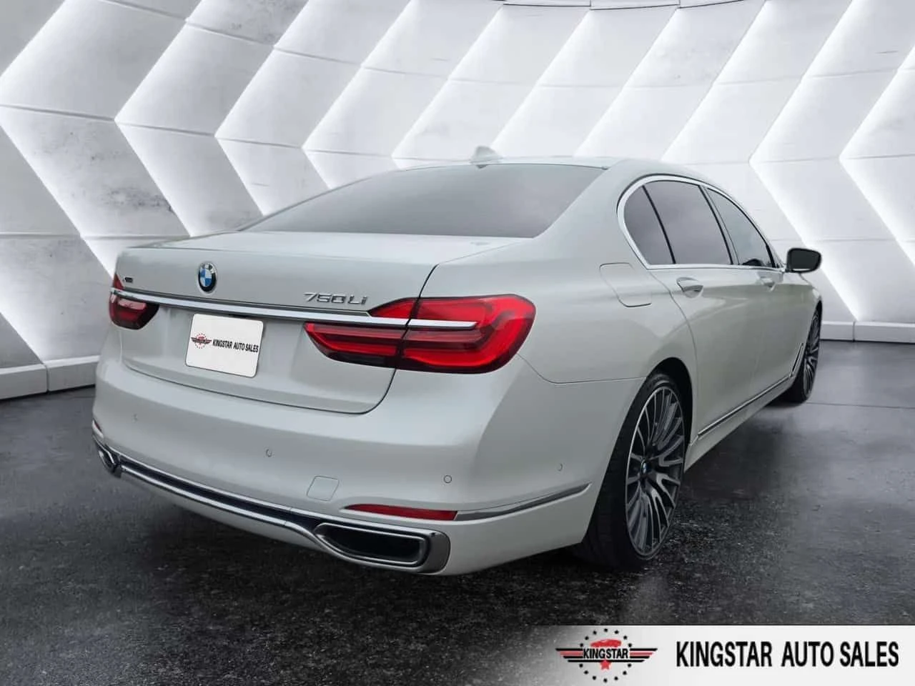 BMW 750 * 4dr Sdn 750Li xDrive AWD * CARFAX * ЦЕНА ДО БГ, снимка 6 - Автомобили и джипове - 55681457