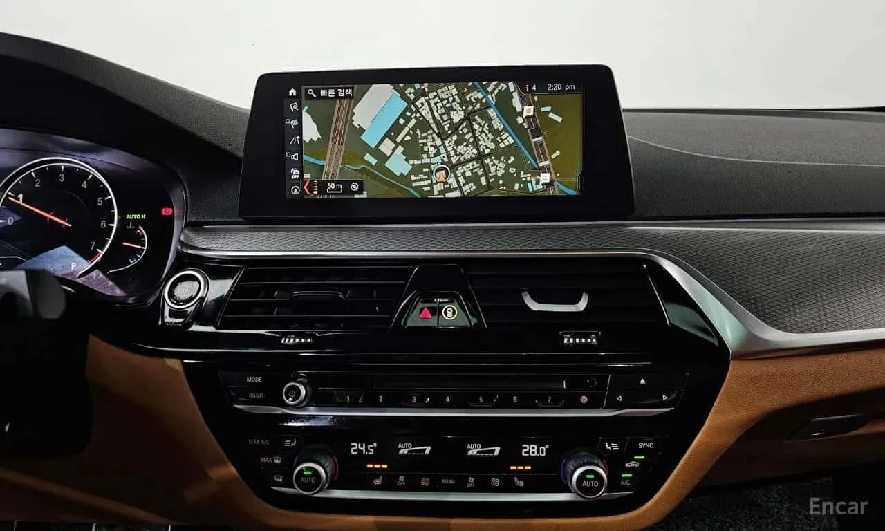 BMW 530 xDrive M Sport Package/ДИСТРОНИК/ХЕДЪП/ПОДГРЕВ, снимка 14 - Автомобили и джипове - 56165894