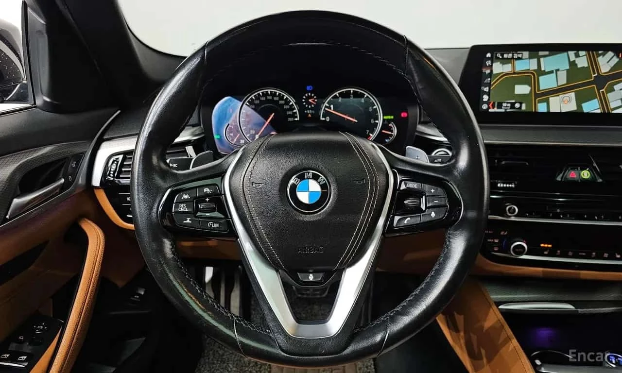 BMW 530 xDrive M Sport Package/ДИСТРОНИК/ХЕДЪП/ПОДГРЕВ, снимка 13 - Автомобили и джипове - 56165894