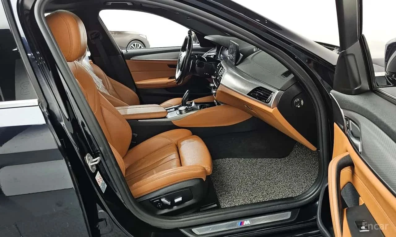 BMW 530 xDrive M Sport Package/ДИСТРОНИК/ХЕДЪП/ПОДГРЕВ, снимка 11 - Автомобили и джипове - 56165894