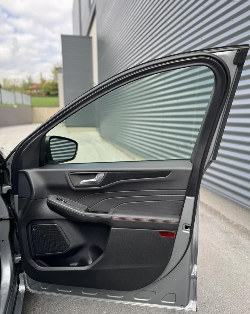 Ford Kuga 2.5I ST-LINE X/ Plug-in Hybrid , снимка 13 - Автомобили и джипове - 53464286