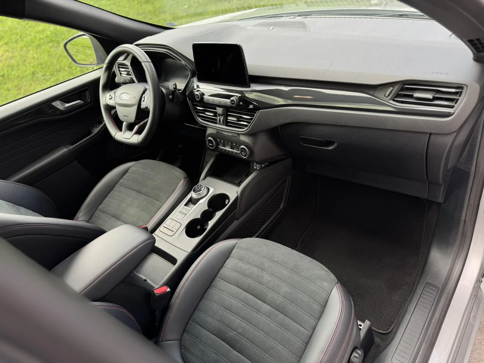 Ford Kuga 2.5I ST-LINE X/ Plug-in Hybrid  - изображение 7