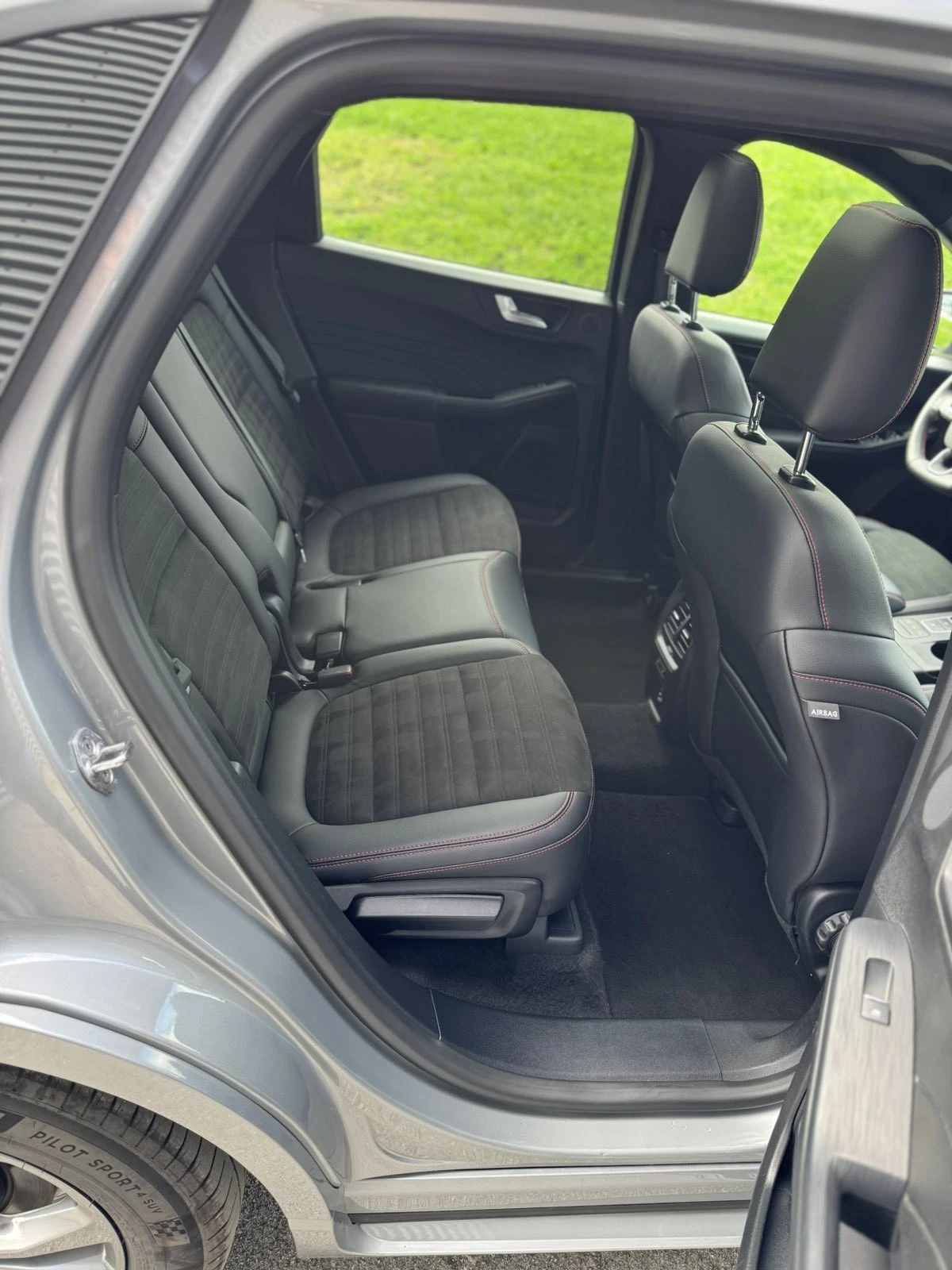 Ford Kuga 2.5I ST-LINE X/ Plug-in Hybrid  - изображение 9