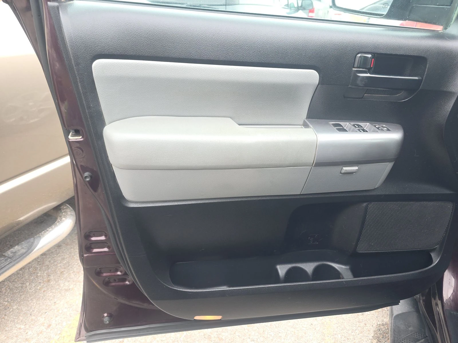 Toyota Sequoia 5.7* V8* ПОДГРЕВ* КАМЕРА* КЕЙЛЕС* , снимка 7 - Автомобили и джипове - 53915190