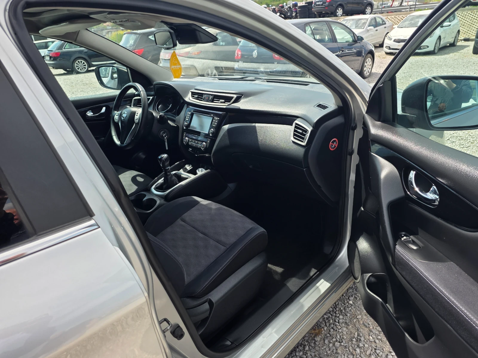 Nissan Qashqai 1.5dci панорама/360камера, снимка 9 - Автомобили и джипове - 54430772