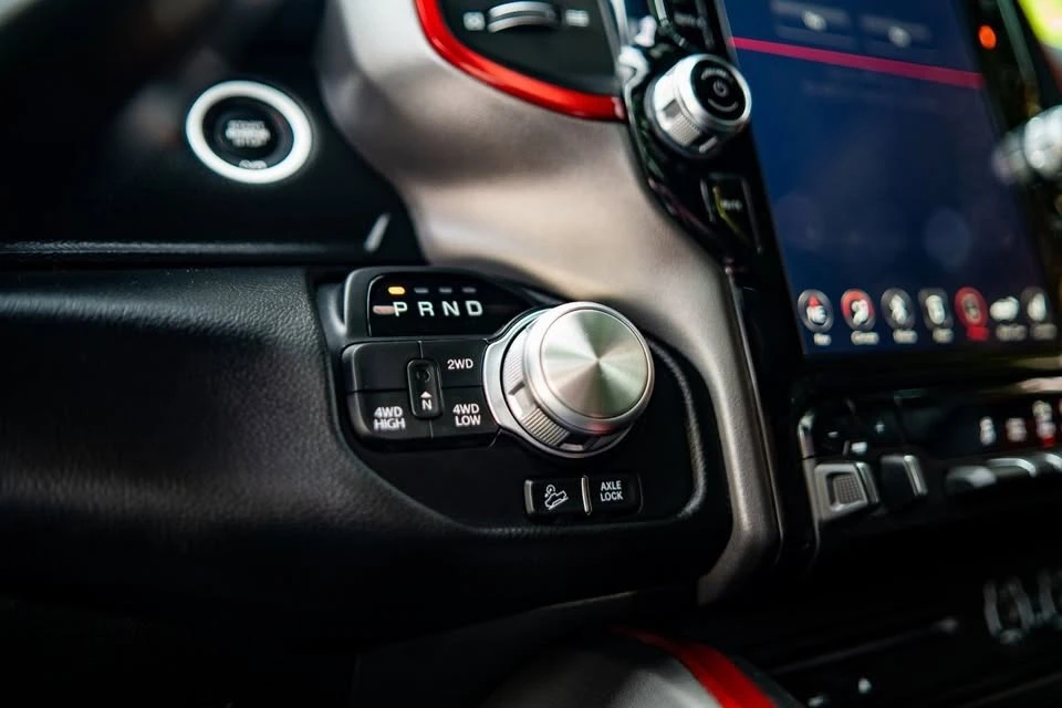 Dodge RAM 1500 * 5.7 HEMI * CARPLAY * CREW CAB * , снимка 14 - Автомобили и джипове - 55493376
