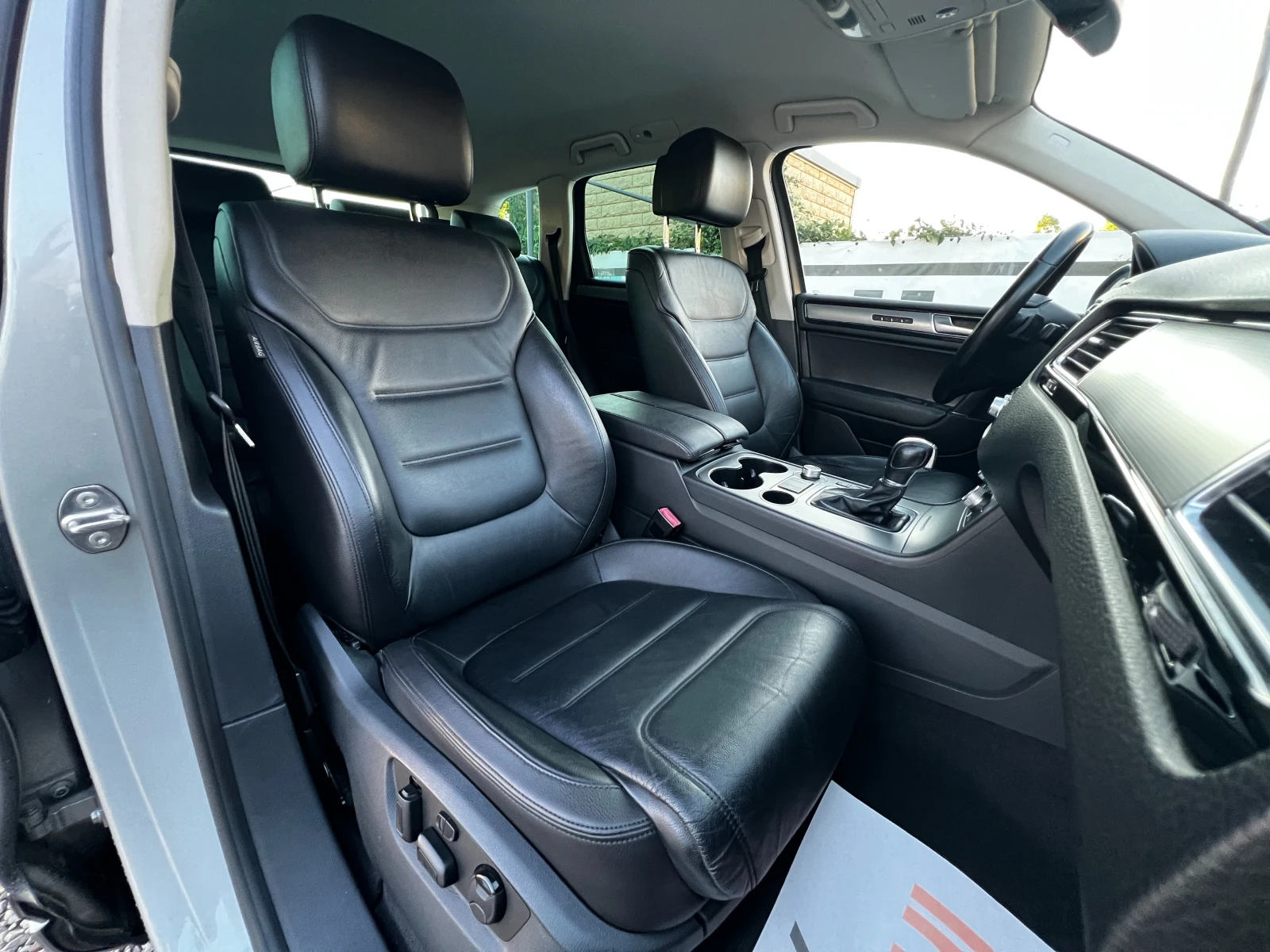 VW Touareg 3.0TDI 4Motion/R-LINE/FACE/NAVI/КОЖА/LED/ТЕГЛИЧ, снимка 13 - Автомобили и джипове - 56106513