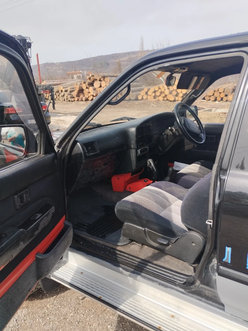 Toyota Hilux 2400, снимка 15 - Автомобили и джипове - 49610137