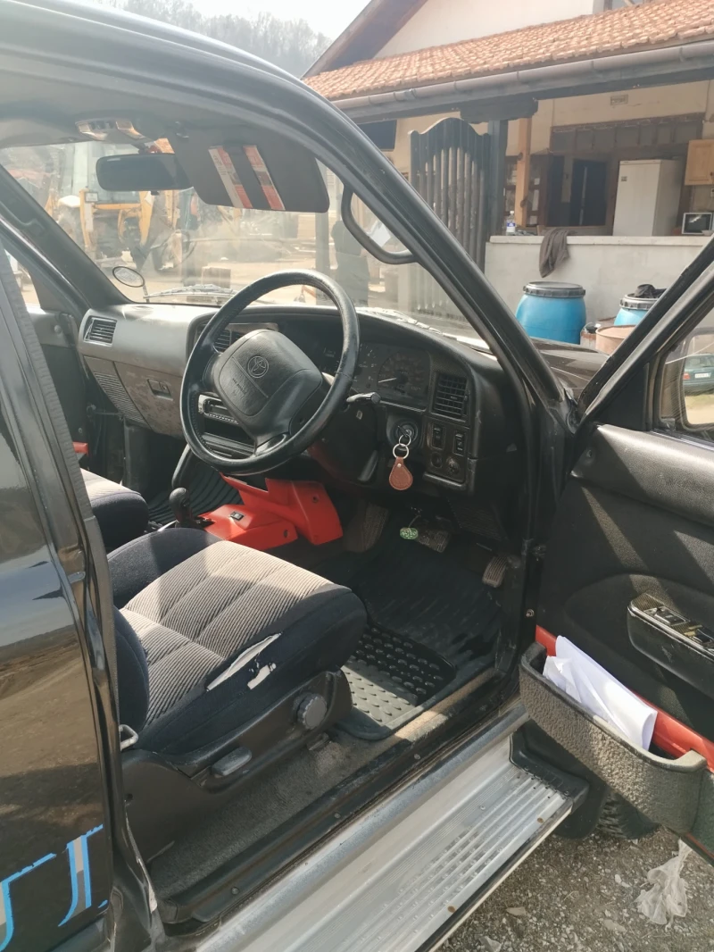 Toyota Hilux 2400, снимка 14 - Автомобили и джипове - 49610137