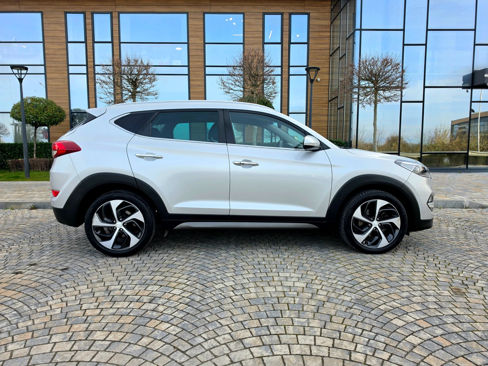 Hyundai Tucson 1.7CRDI* NAVI* LED* TOP* , снимка 4 - Автомобили и джипове - 53916389