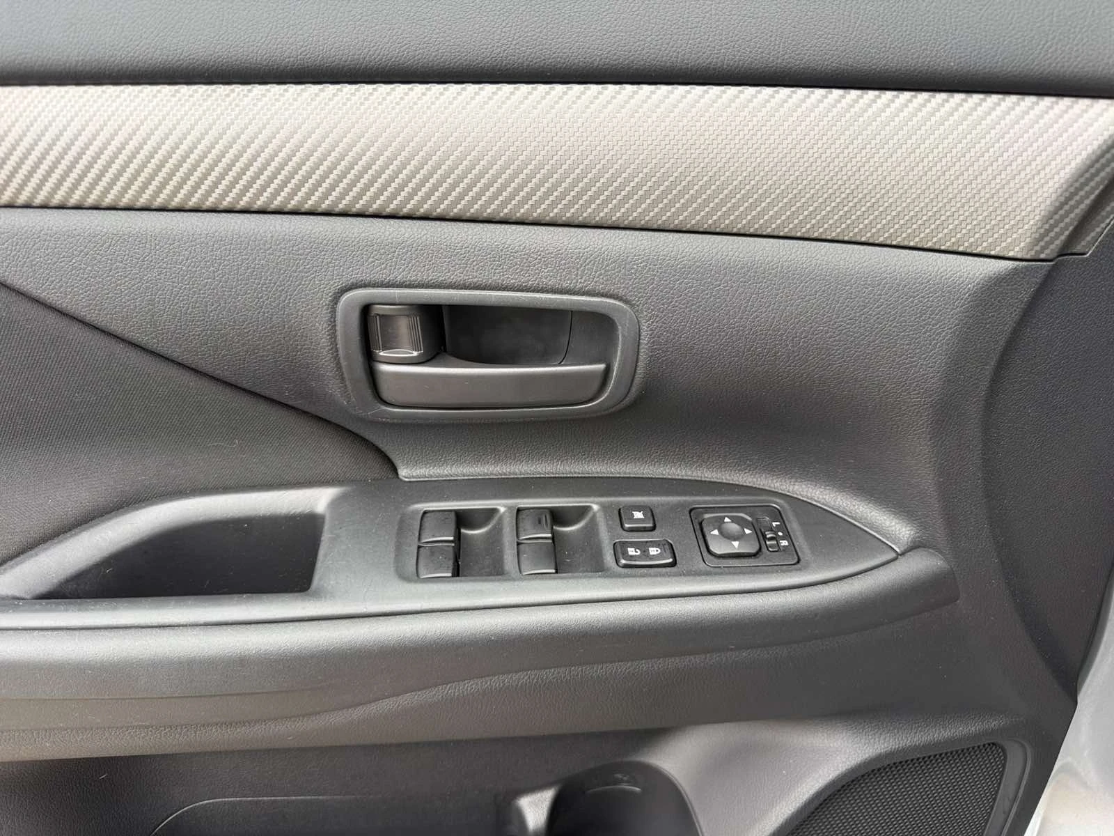 Mitsubishi Outlander 2.0i Швейцария 2WD ТОП СЪСТОЯНИЕ, снимка 7 - Автомобили и джипове - 54859371
