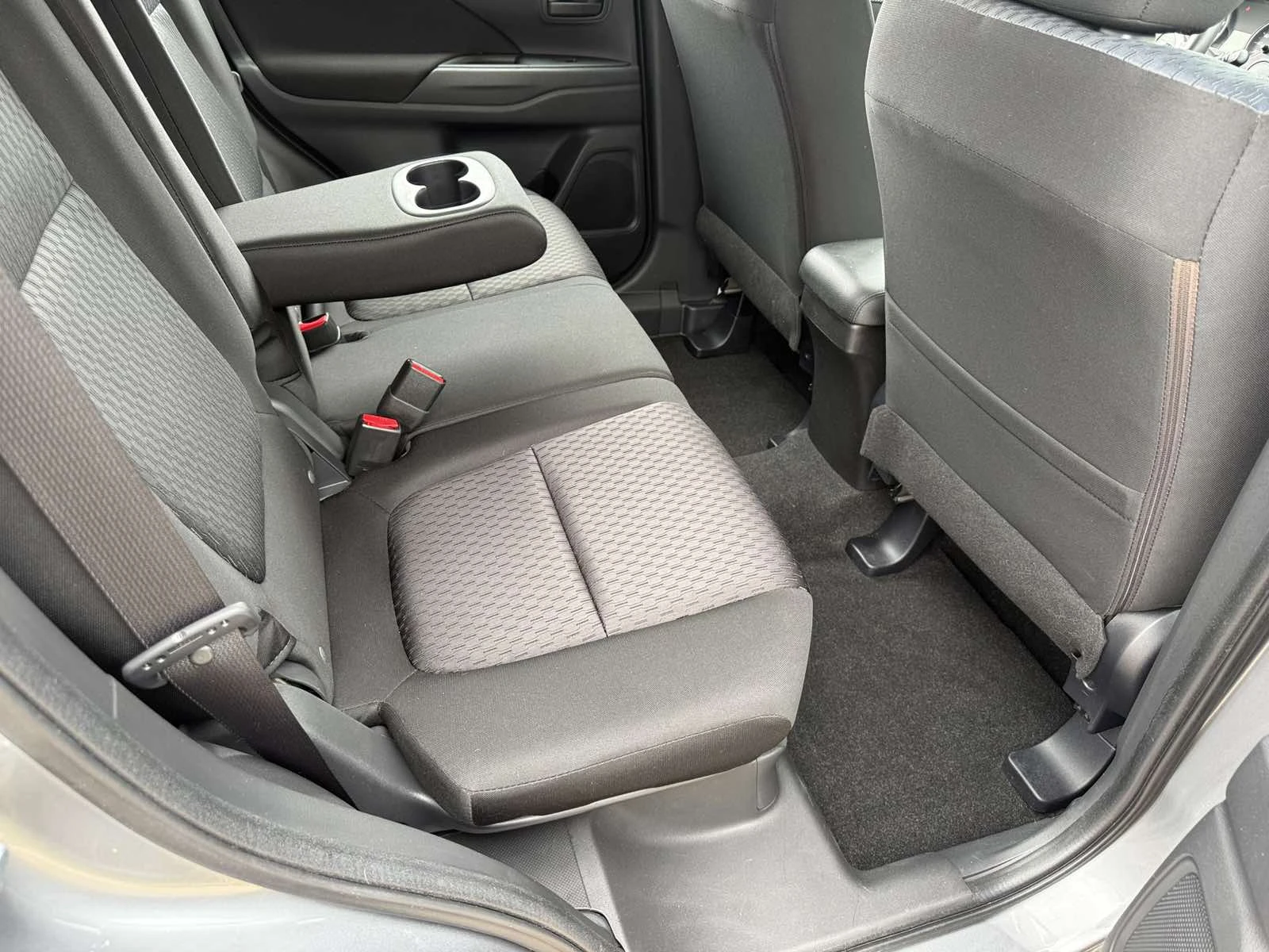Mitsubishi Outlander 2.0i Швейцария 2WD ТОП СЪСТОЯНИЕ, снимка 11 - Автомобили и джипове - 54859371