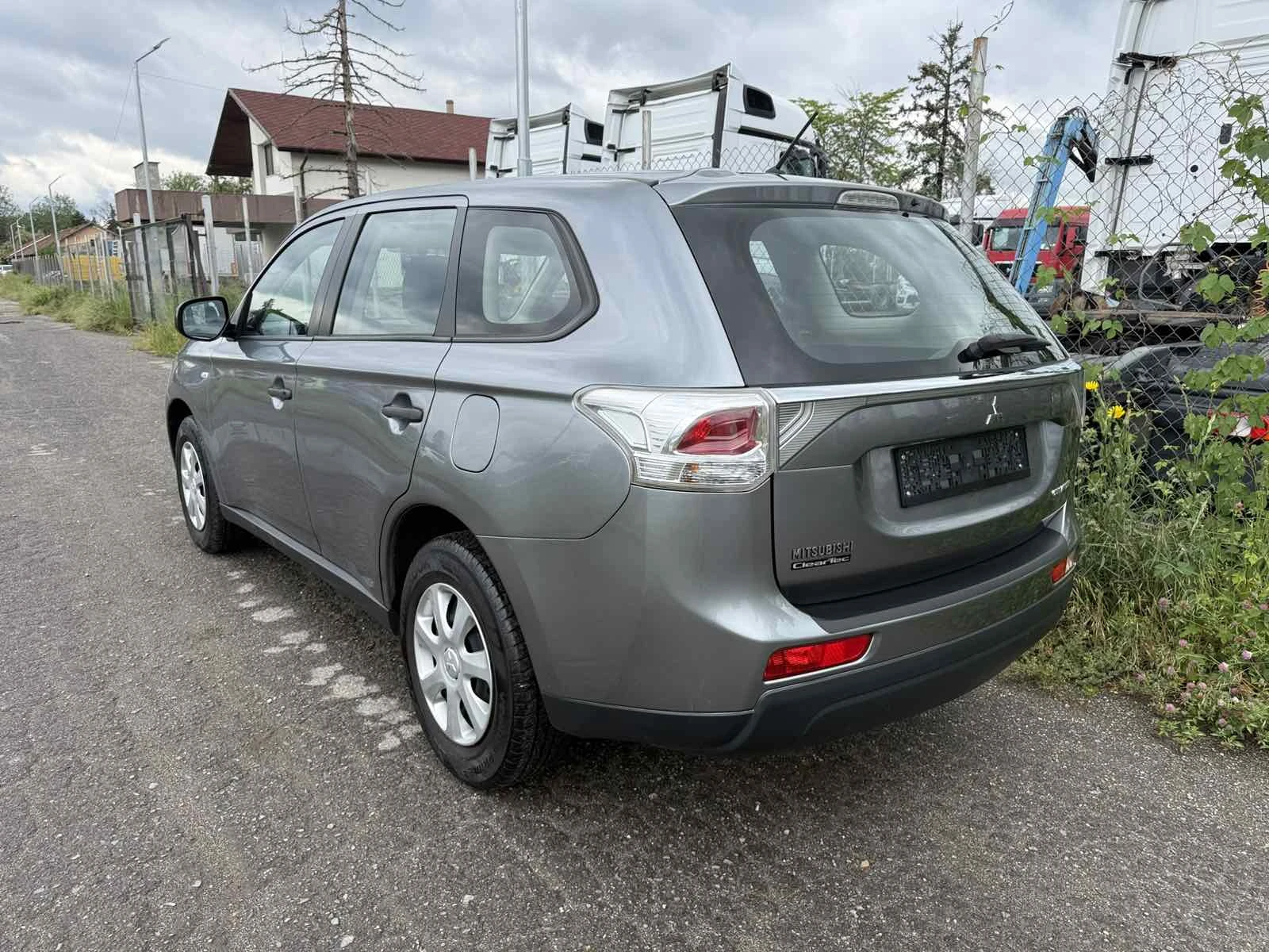 Mitsubishi Outlander 2.0i Швейцария 2WD ТОП СЪСТОЯНИЕ, снимка 3 - Автомобили и джипове - 54859371