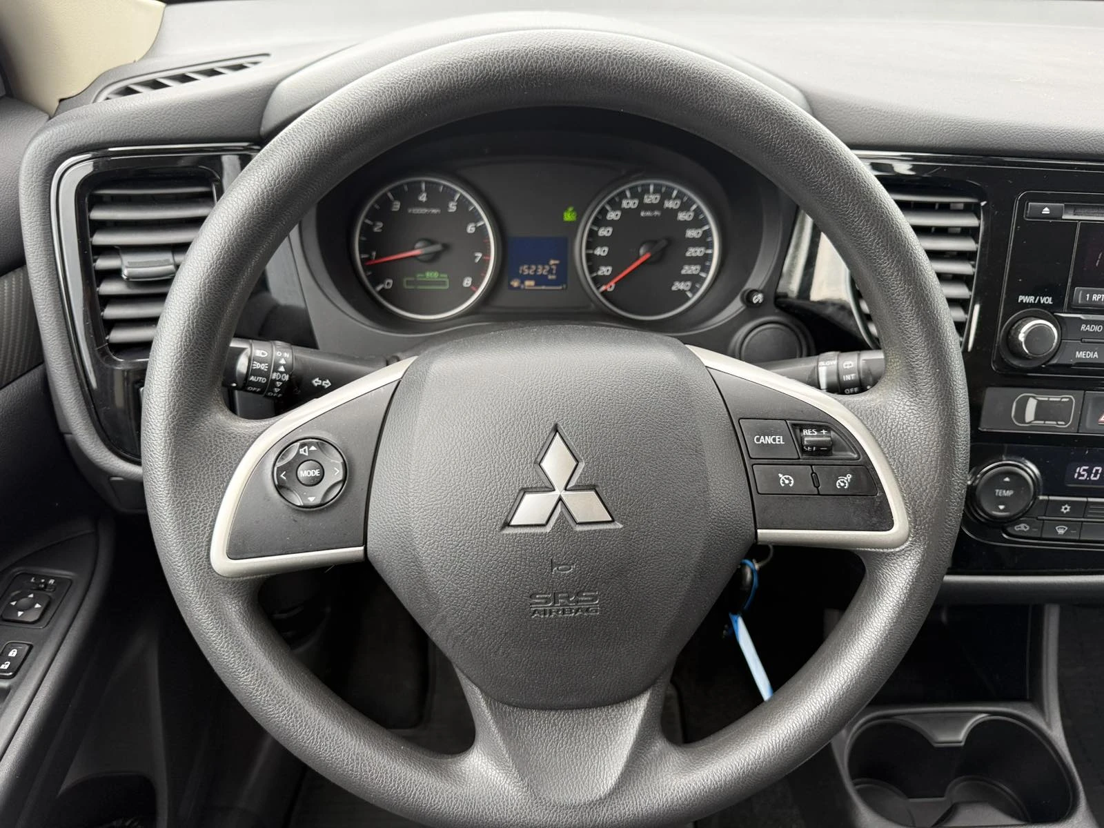 Mitsubishi Outlander 2.0i Швейцария 2WD ТОП СЪСТОЯНИЕ, снимка 14 - Автомобили и джипове - 54859371