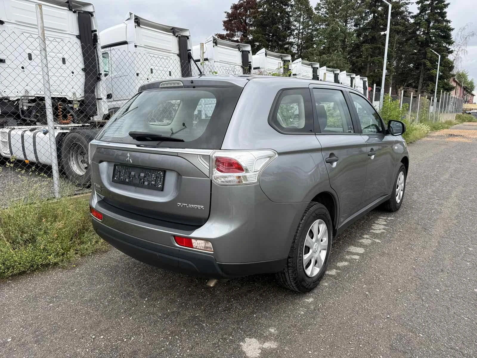Mitsubishi Outlander 2.0i Швейцария 2WD ТОП СЪСТОЯНИЕ, снимка 4 - Автомобили и джипове - 54859371