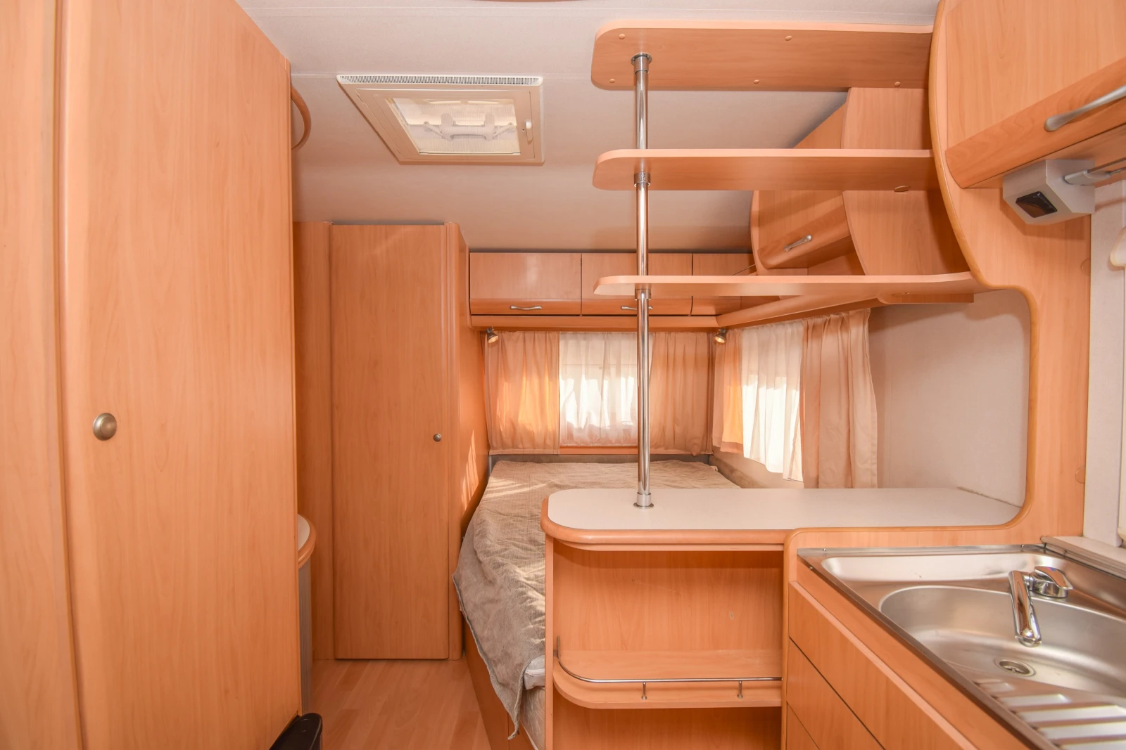 Каравана Beyerland Sprinter LITE 440-LB, снимка 10 - Каравани и кемпери - 55199502