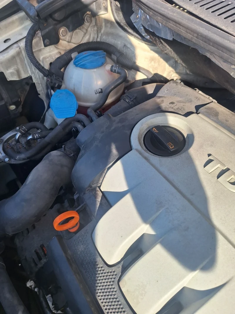 VW Touran 1.9, снимка 4 - Автомобили и джипове - 52420219