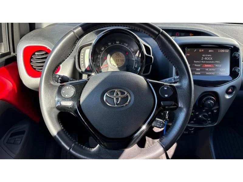 Toyota Aygo 1.0P X-PLAY MT, снимка 13 - Автомобили и джипове - 56255204