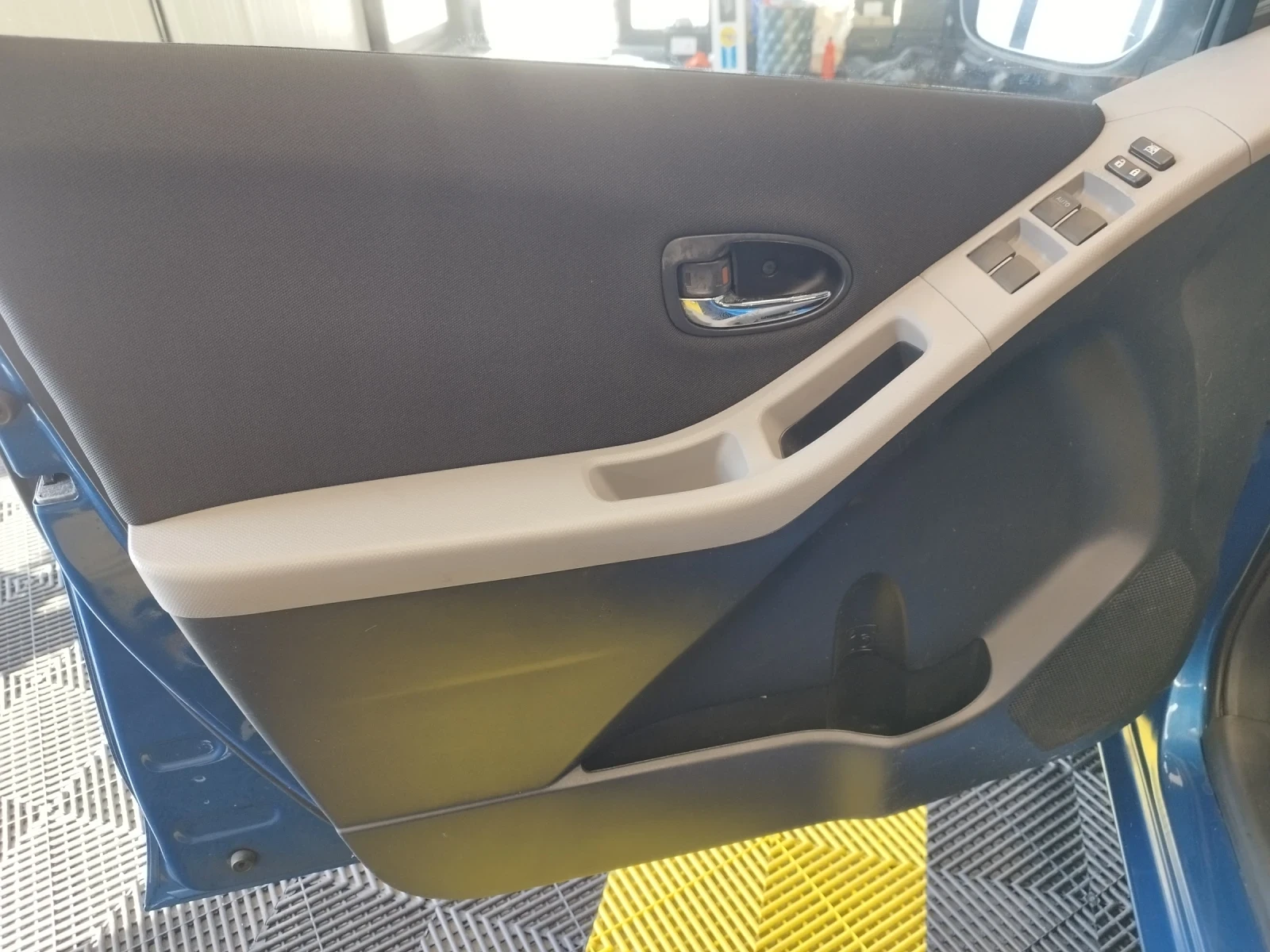 Toyota Yaris 1.3бензин, снимка 14 - Автомобили и джипове - 54147344