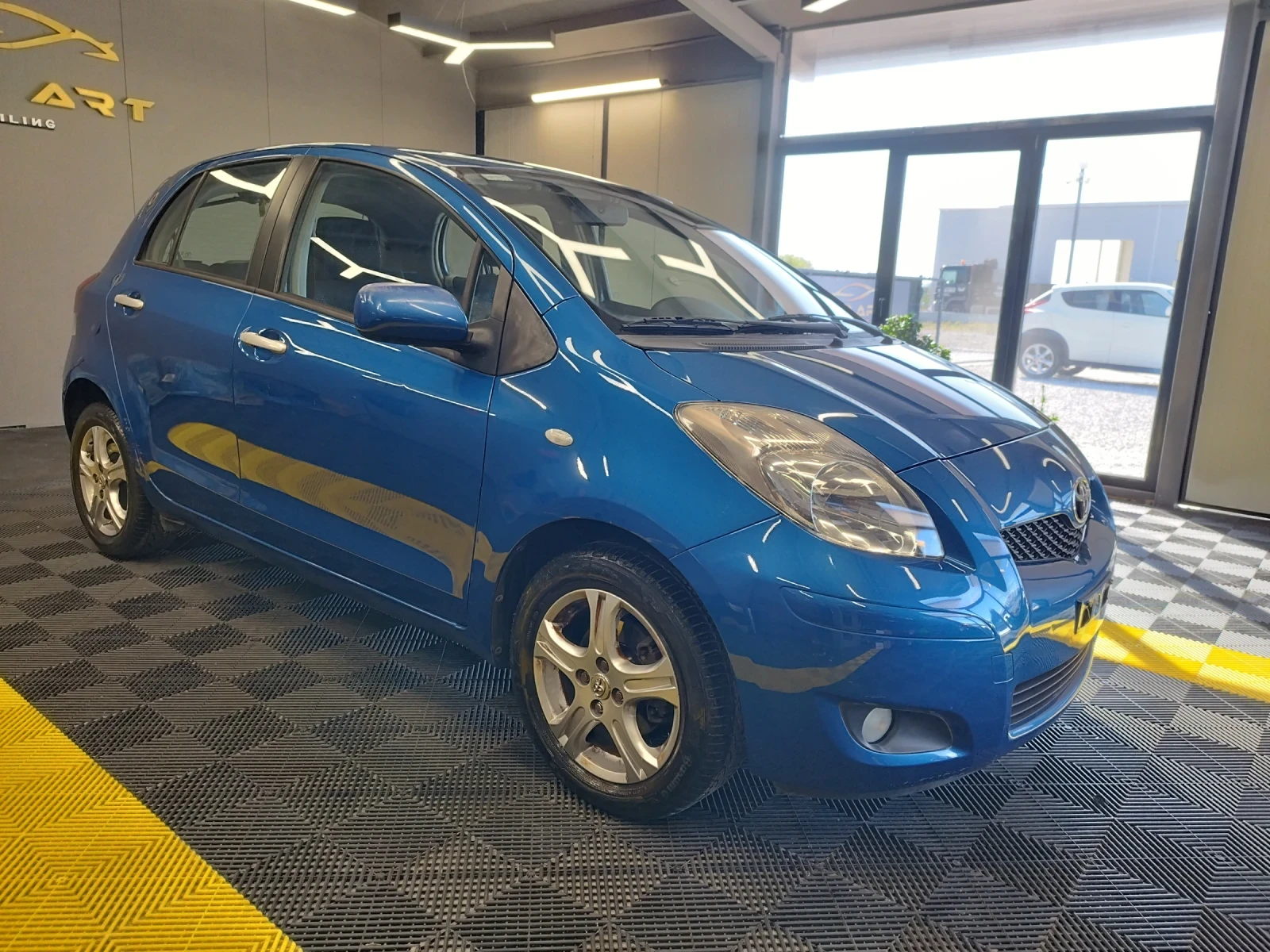 Toyota Yaris 1.3бензин