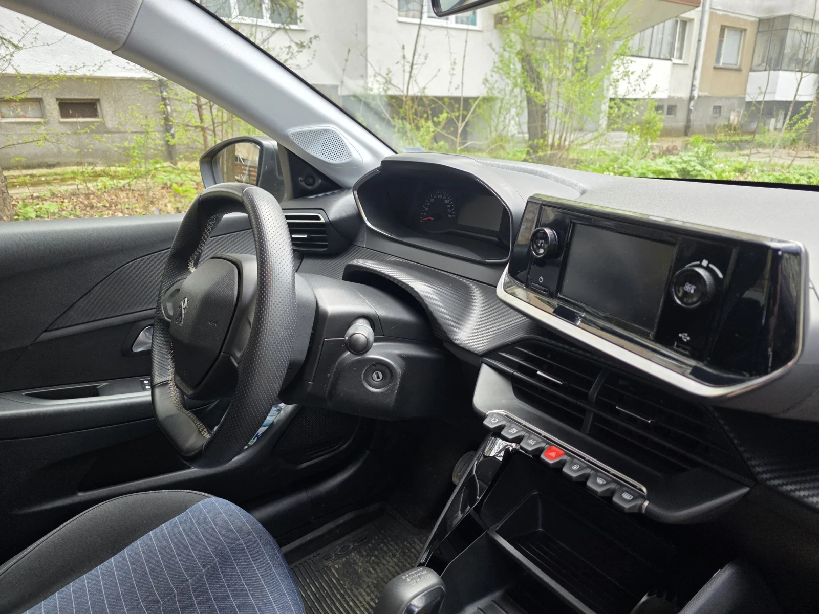 Peugeot 208 1.2, снимка 8 - Автомобили и джипове - 54152368