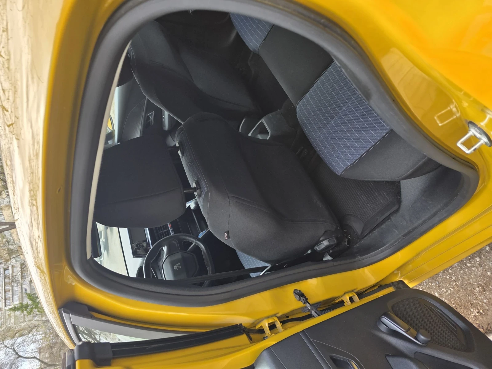 Peugeot 208 1.2, снимка 15 - Автомобили и джипове - 54152368