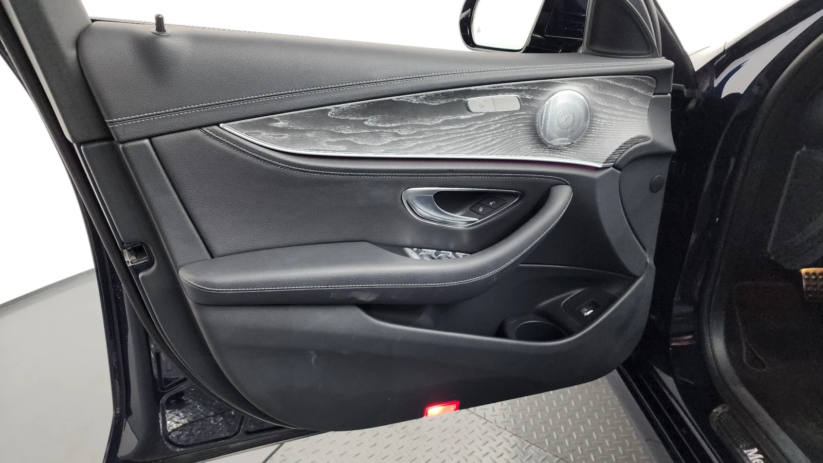 Mercedes-Benz E 350 2021* AMG LINE* BURMASTER* HUD* 360* DIS* КРАЙНА Ц, снимка 15 - Автомобили и джипове - 55091052