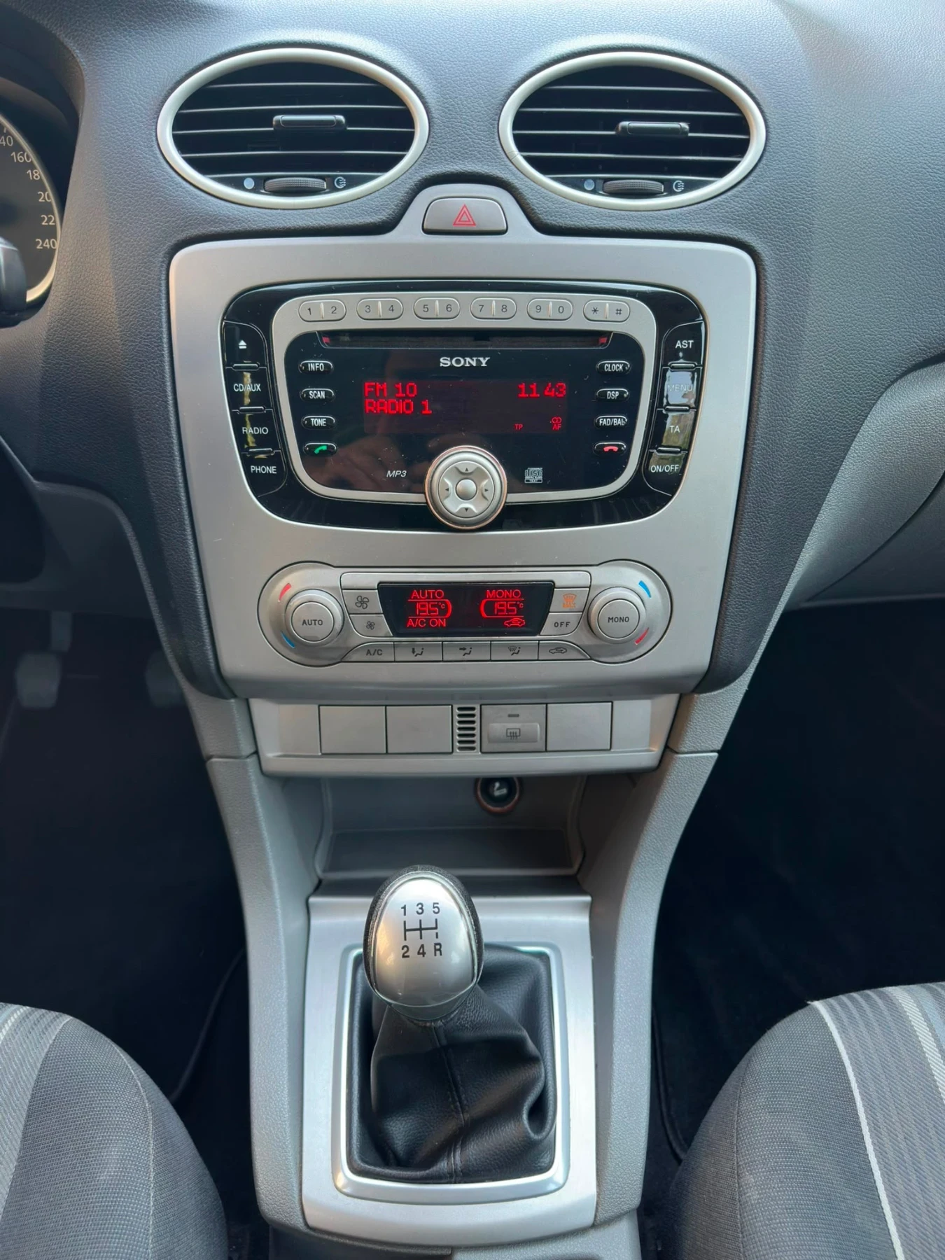 Ford Focus 1.6i Facelift/Автопилот/Климатроник/Теглич, снимка 12 - Автомобили и джипове - 56096586