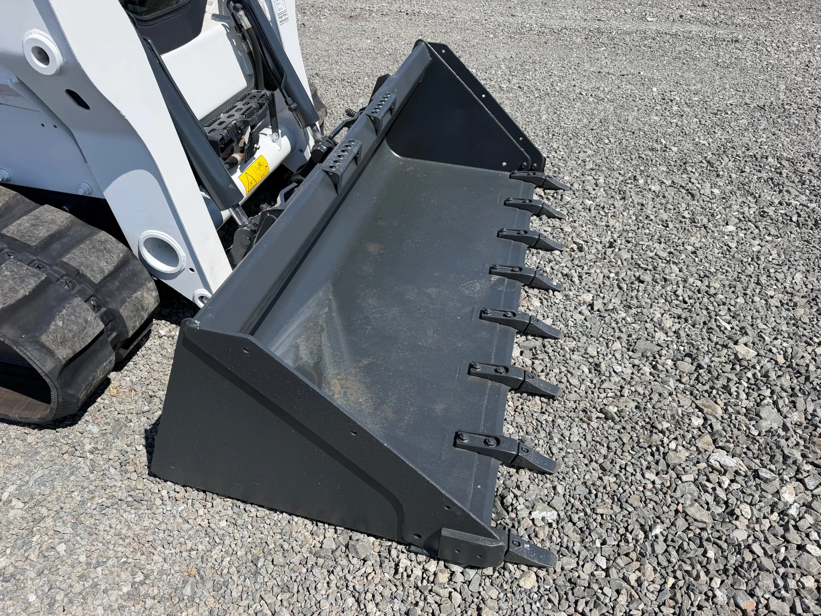 Мини челни товарачи Bobcat T650 HF С КОФА И ВИЛИЦИ ЛИЗИНГ, снимка 10 - Индустриална техника - 54230004