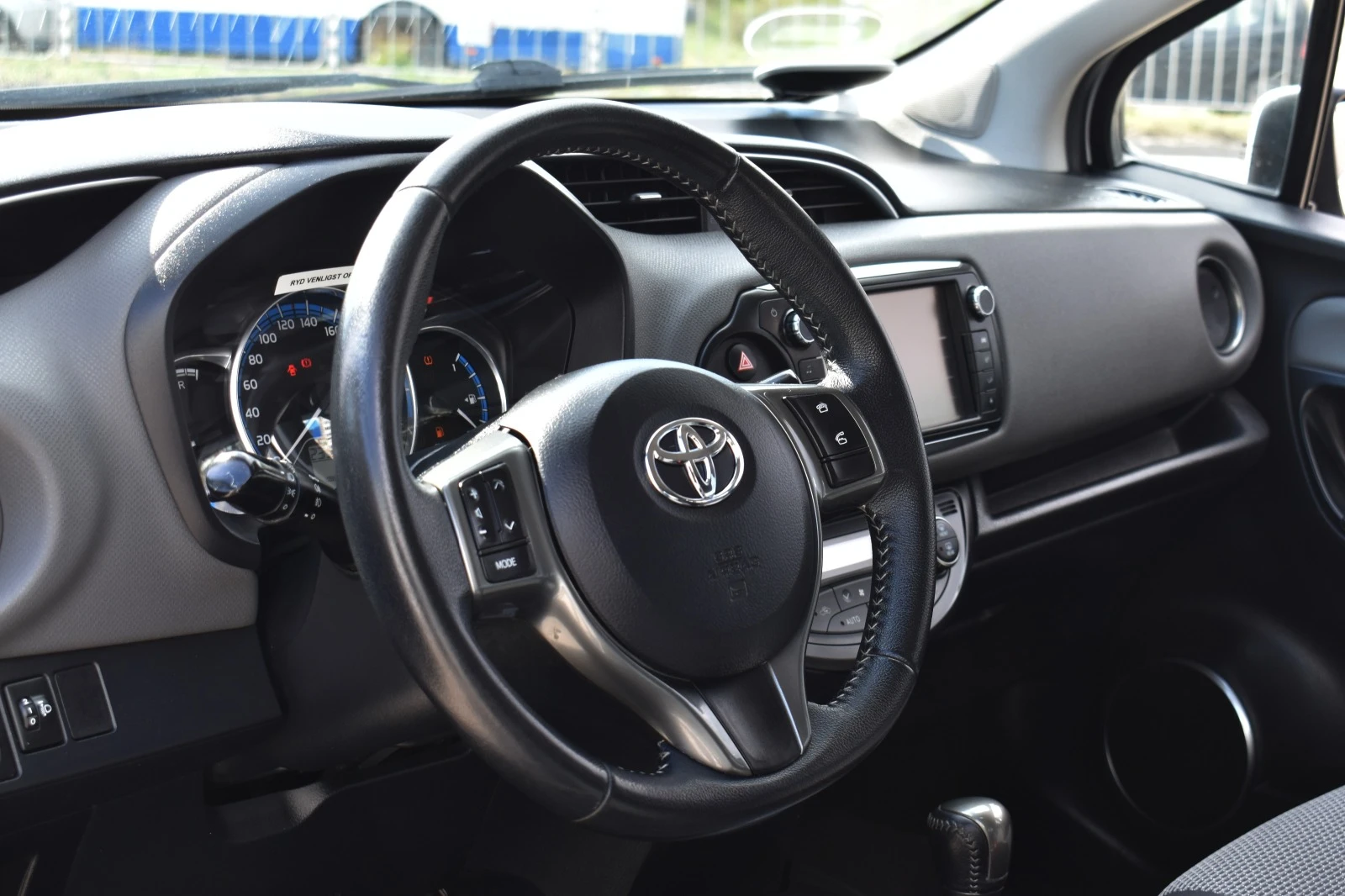 Toyota Yaris 1.5i* AUTOMAT* HYBRID - изображение 9