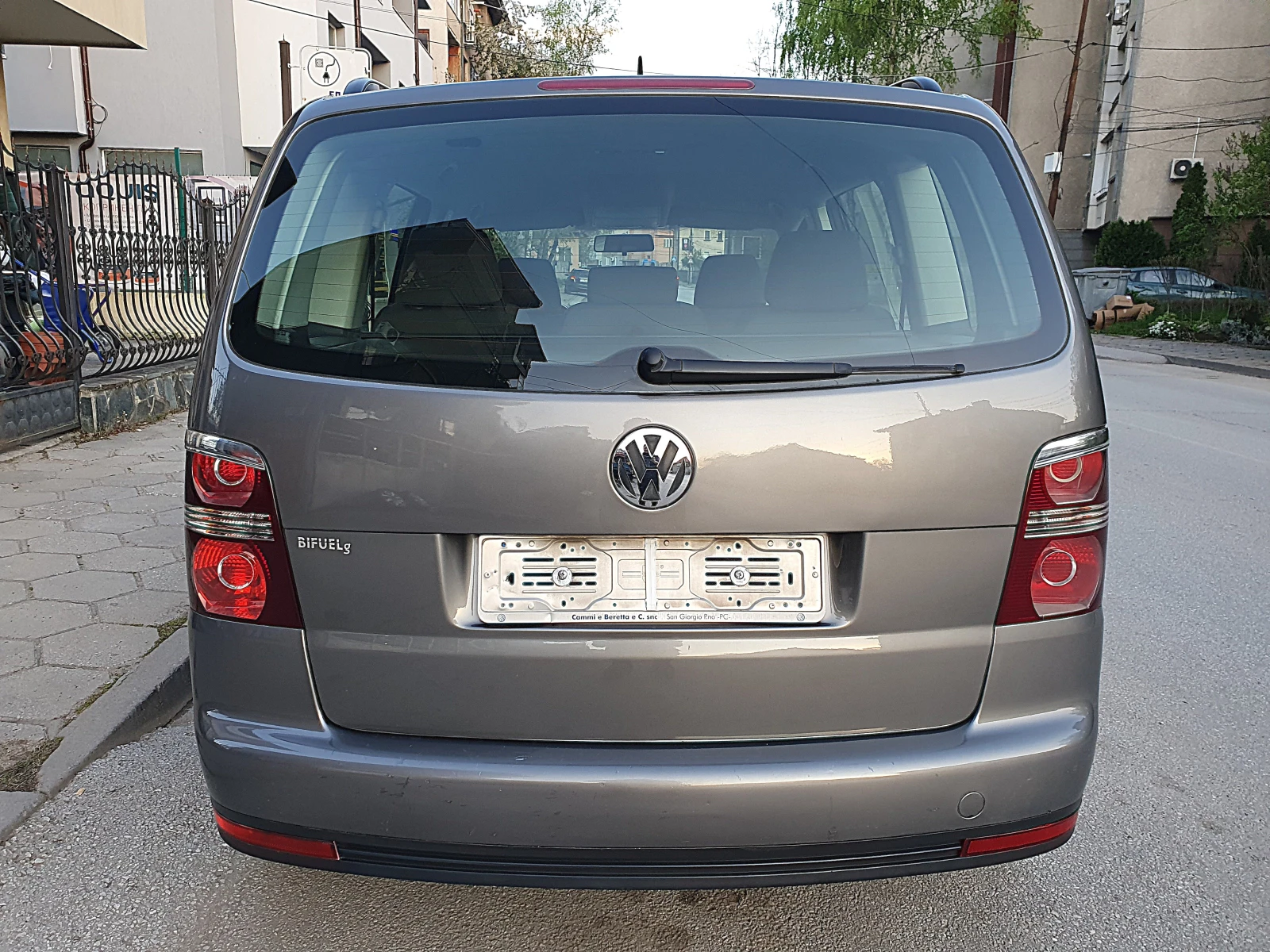 VW Touran 1.6i БЕНЗИН/ГАЗ 102к.с., снимка 4 - Автомобили и джипове - 54242406