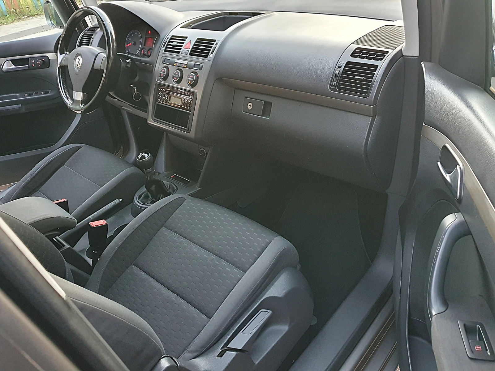 VW Touran 1.6i БЕНЗИН/ГАЗ 102к.с., снимка 10 - Автомобили и джипове - 54242406