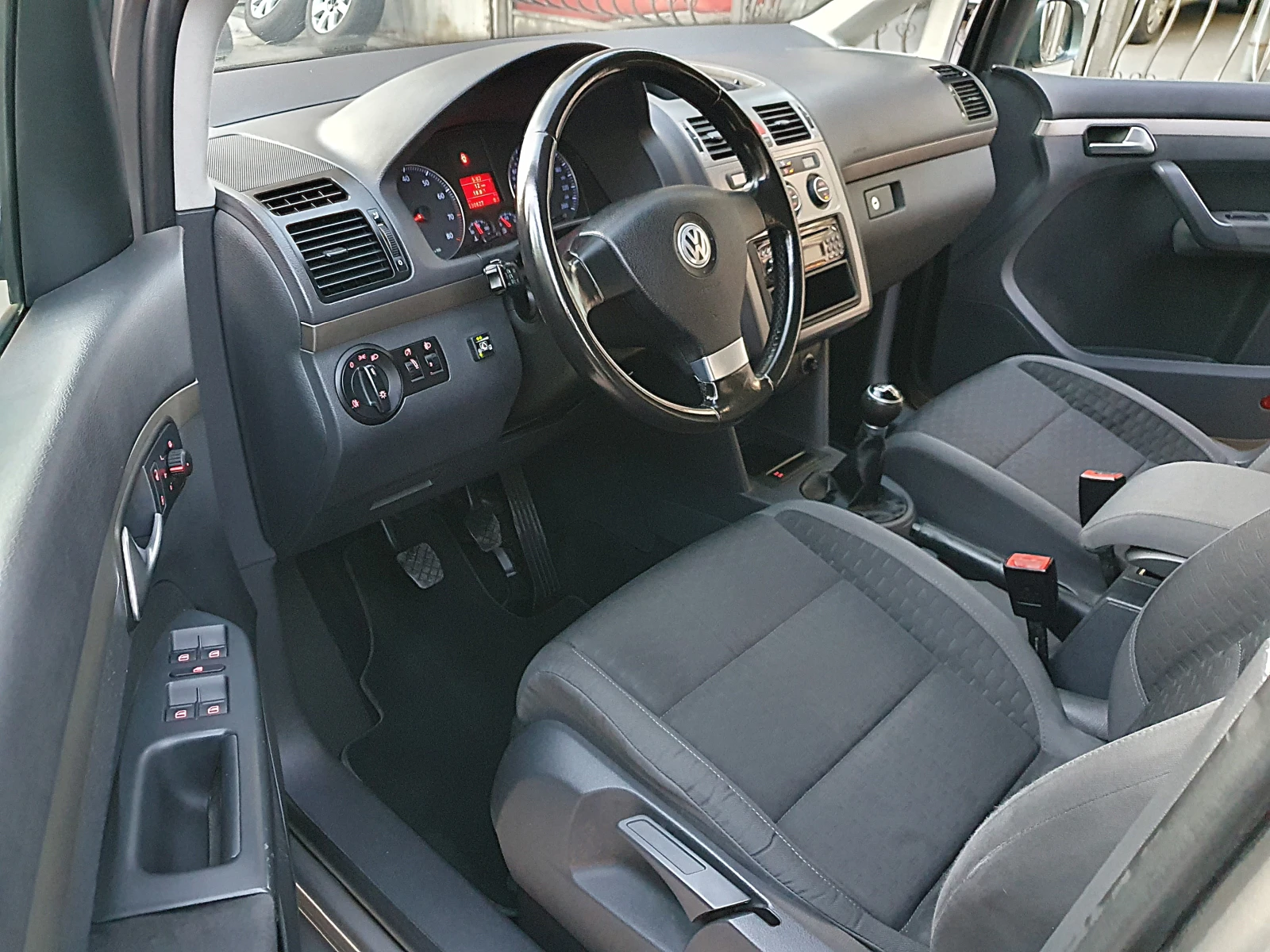 VW Touran 1.6i БЕНЗИН/ГАЗ 102к.с., снимка 9 - Автомобили и джипове - 54242406