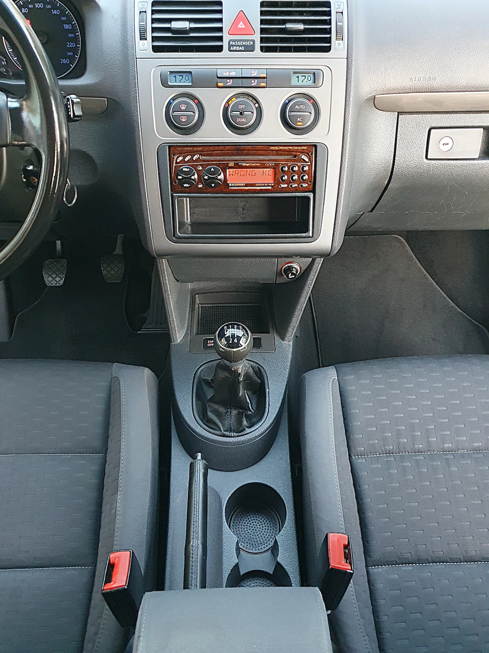 VW Touran 1.6i БЕНЗИН/ГАЗ 102к.с., снимка 12 - Автомобили и джипове - 54242406