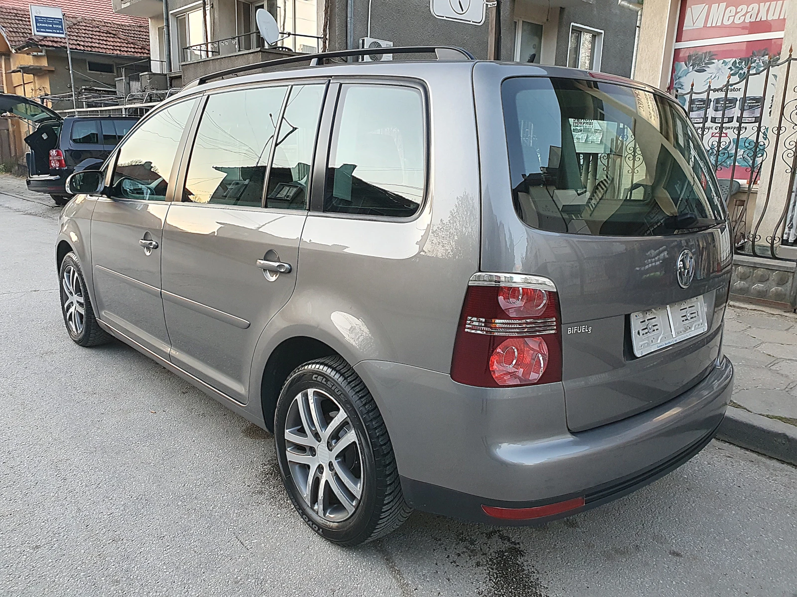 VW Touran 1.6i БЕНЗИН/ГАЗ 102к.с., снимка 5 - Автомобили и джипове - 54242406
