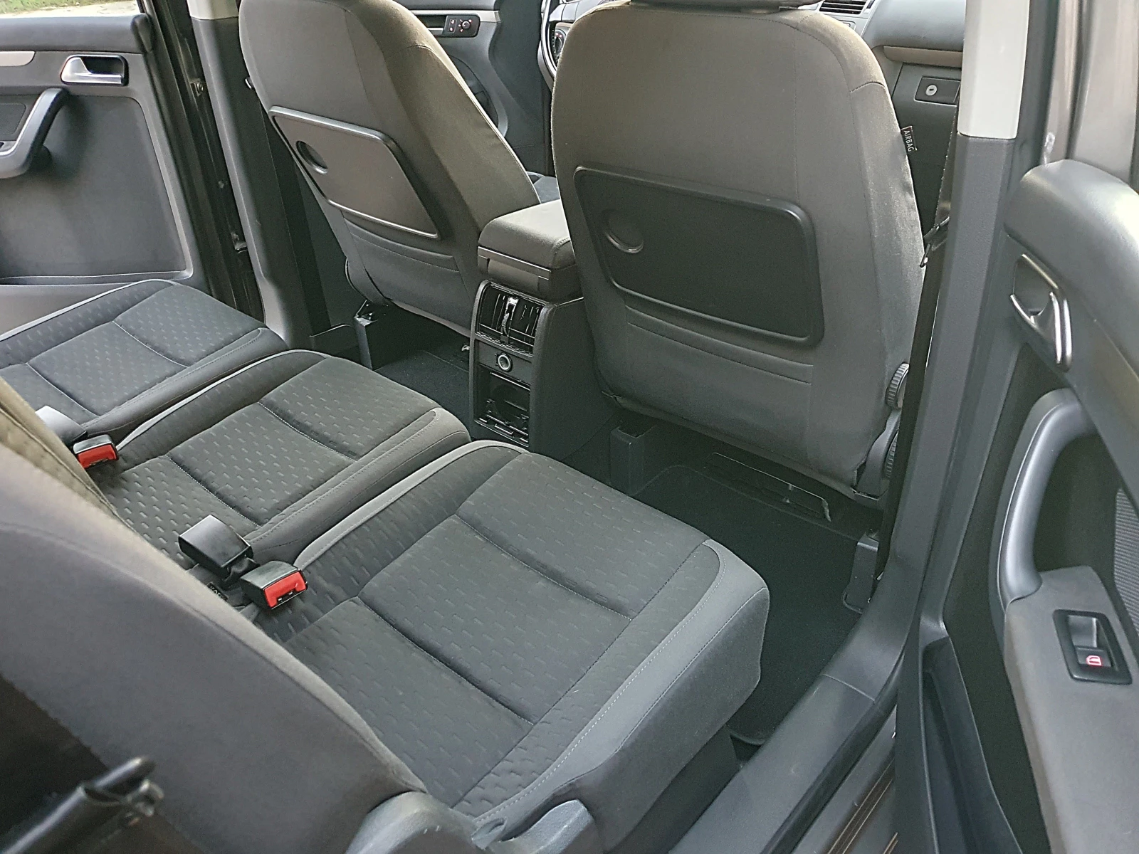 VW Touran 1.6i БЕНЗИН/ГАЗ 102к.с., снимка 11 - Автомобили и джипове - 54242406