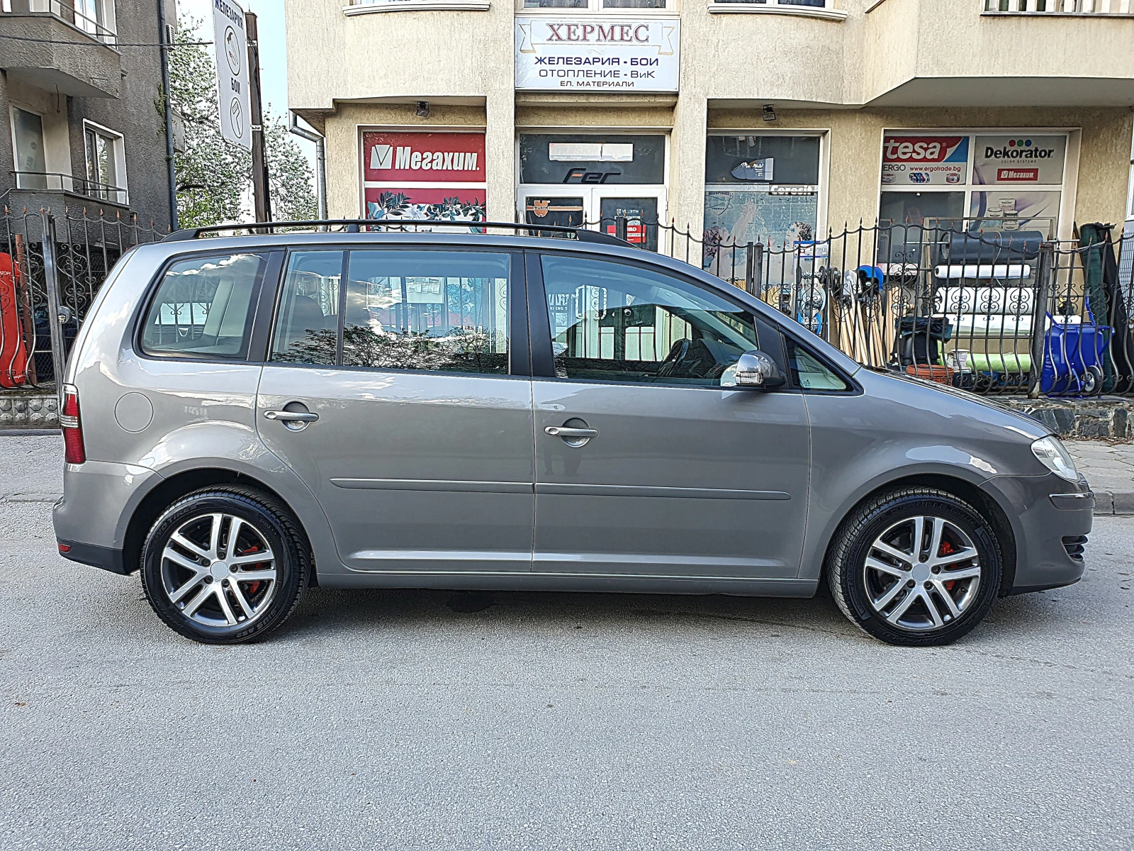 VW Touran 1.6i БЕНЗИН/ГАЗ 102к.с., снимка 2 - Автомобили и джипове - 54242406