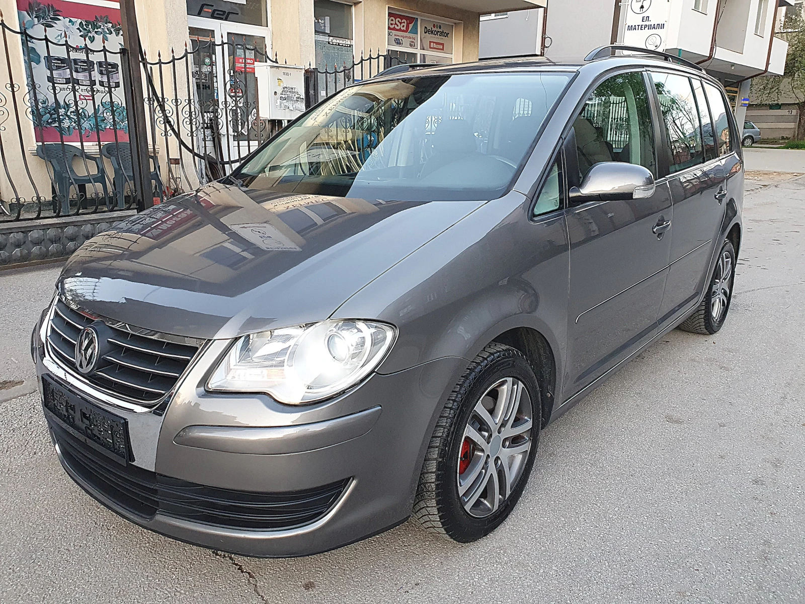 VW Touran 1.6i БЕНЗИН/ГАЗ 102к.с., снимка 6 - Автомобили и джипове - 54242406