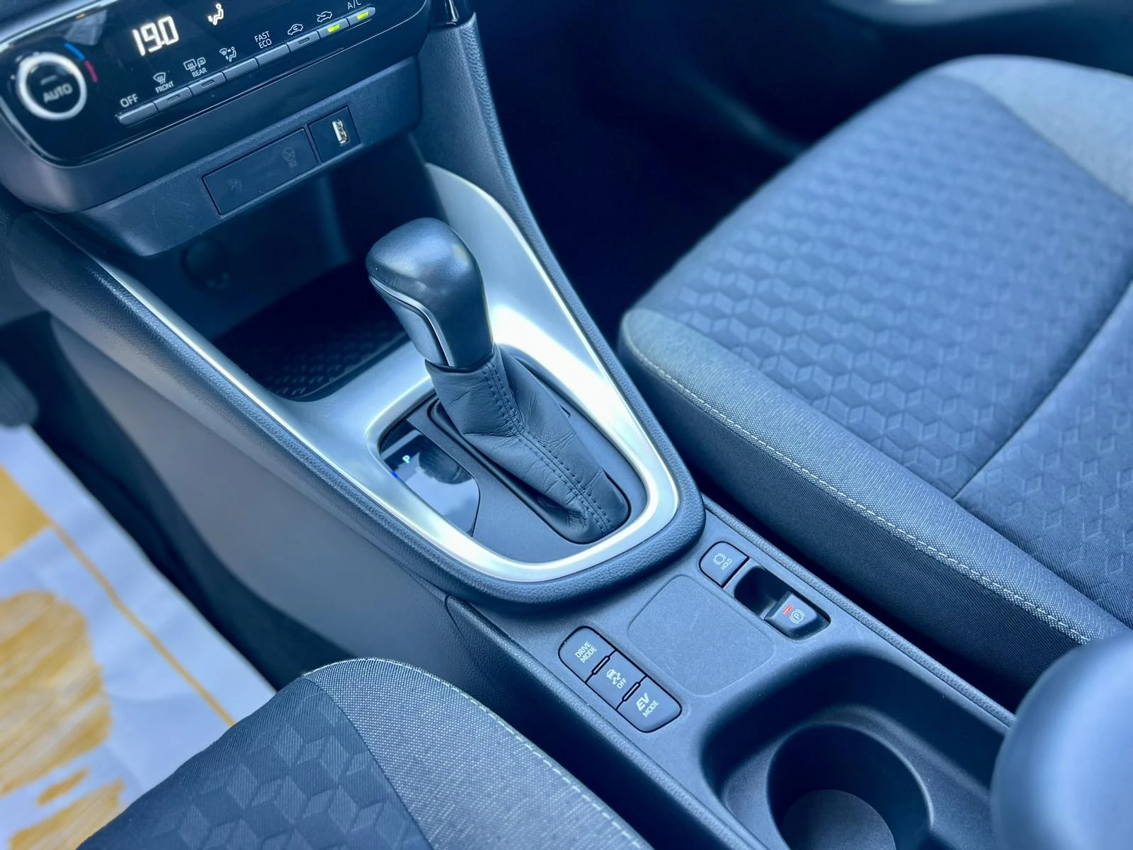 Toyota Yaris Hybird / 1.5 / 116 �.�. / e-CVT | Mobile.bg � ����������� 12