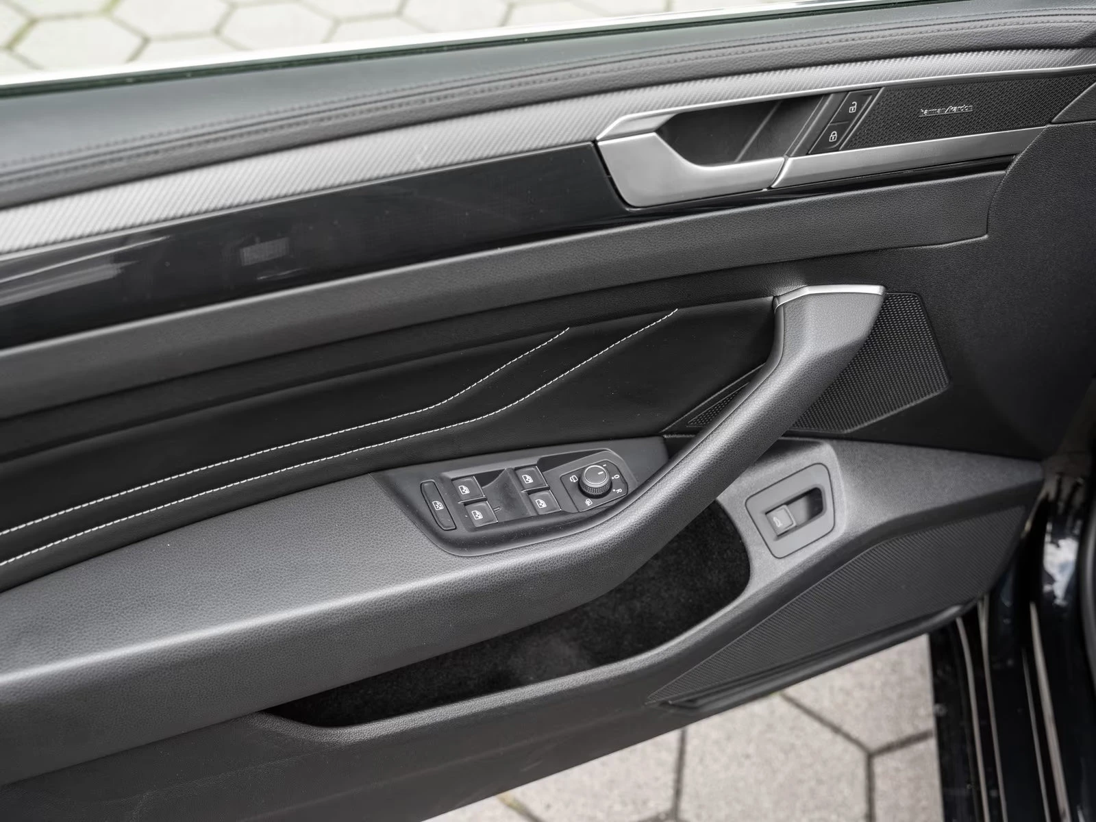 VW Arteon R-LINE/193HP/4X4/NAVIPRO/QLIGHT/CAM/PANO/611z | Mobile.bg � ����������� 16