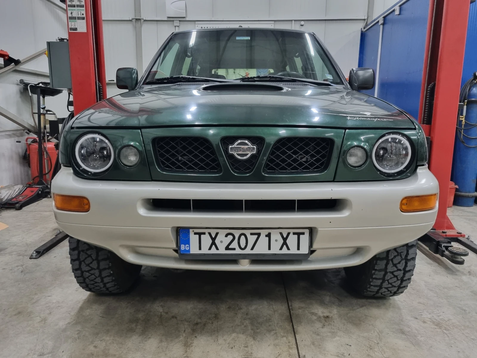 Nissan Terrano 2.4 газ/бензин, снимка 2 - Автомобили и джипове - 54059413