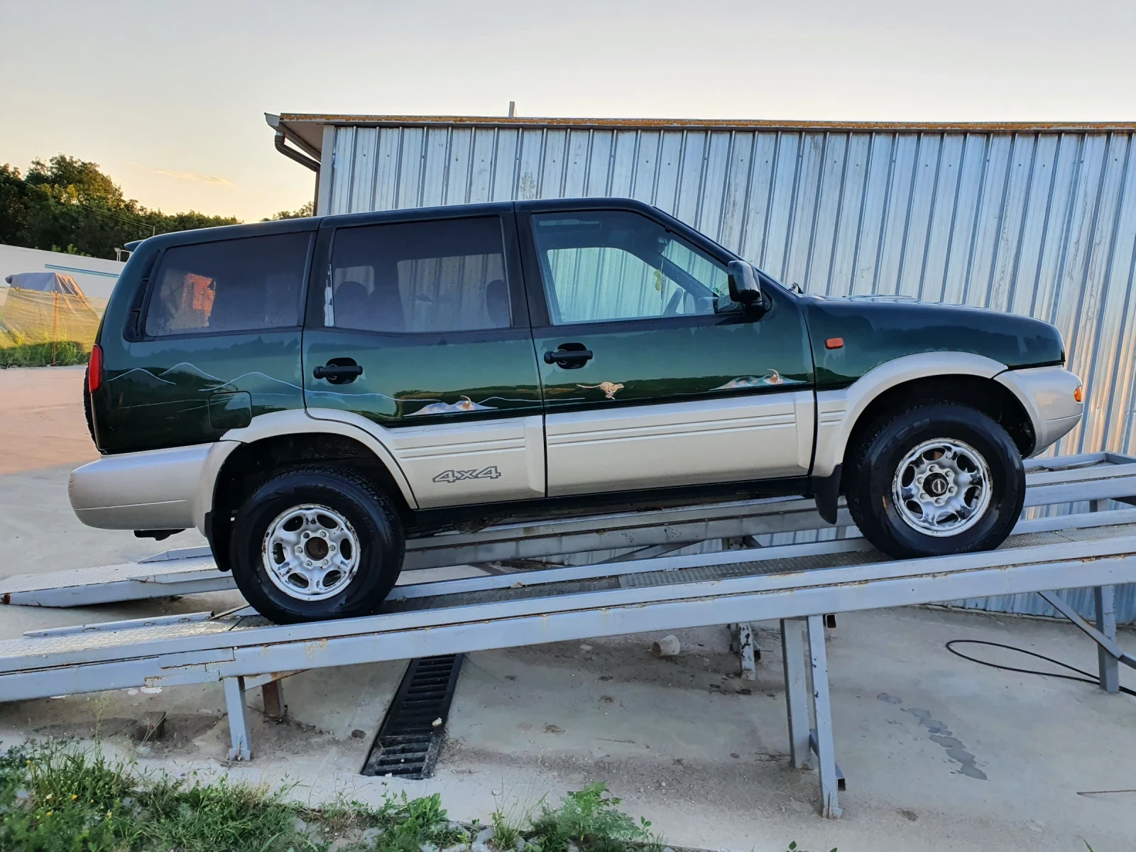 Nissan Terrano 2.4 газ/бензин, снимка 3 - Автомобили и джипове - 54059413