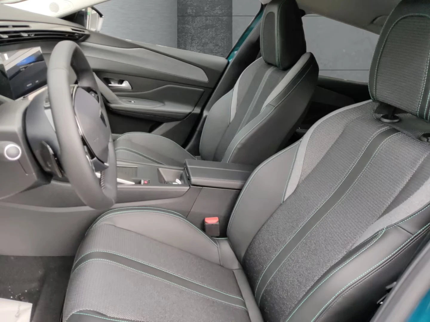 Peugeot 408 e-ALLURE/213HP/NAVI/360/LED/CPLAY/H.PUMP/319q, снимка 5 - Автомобили и джипове - 54597614