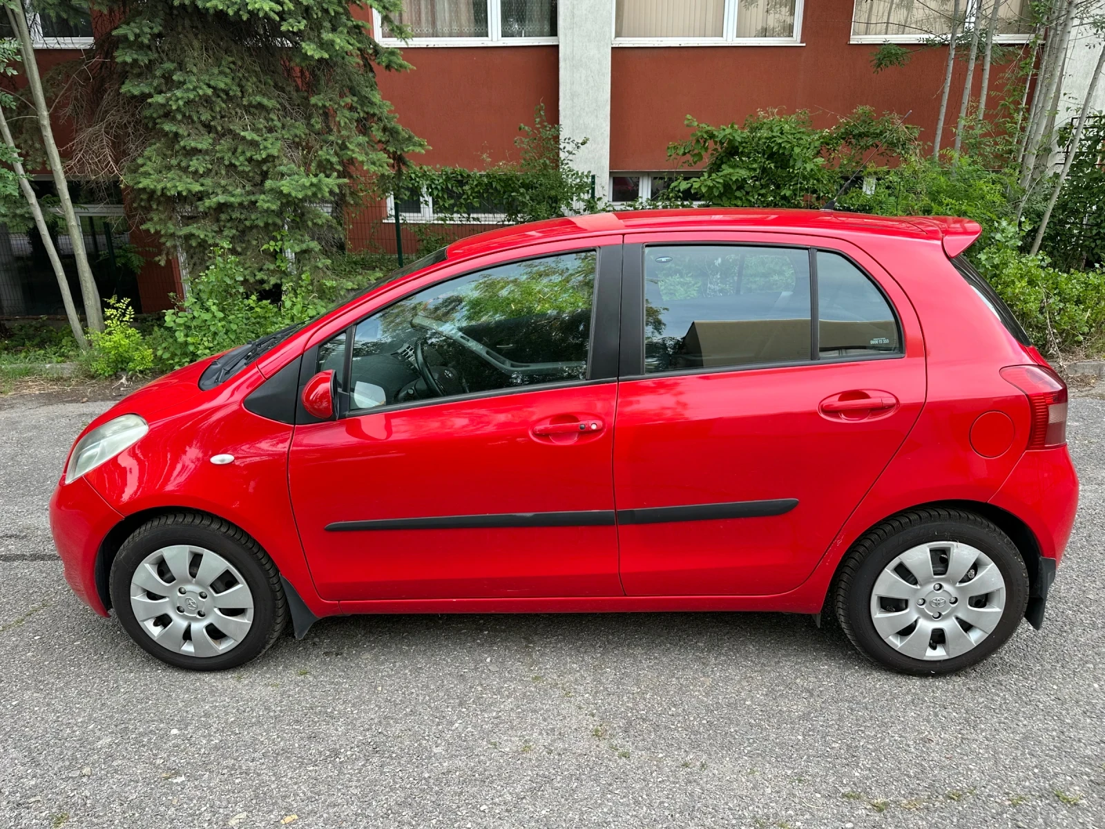 Toyota Yaris 1.3 Автоматик, снимка 2 - Автомобили и джипове - 54983053