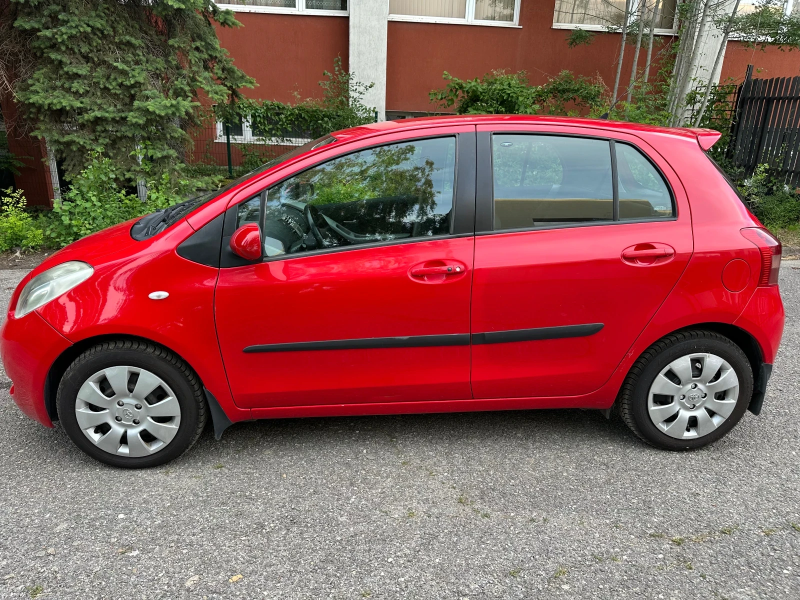 Toyota Yaris 1.3 Автоматик, снимка 14 - Автомобили и джипове - 54983053