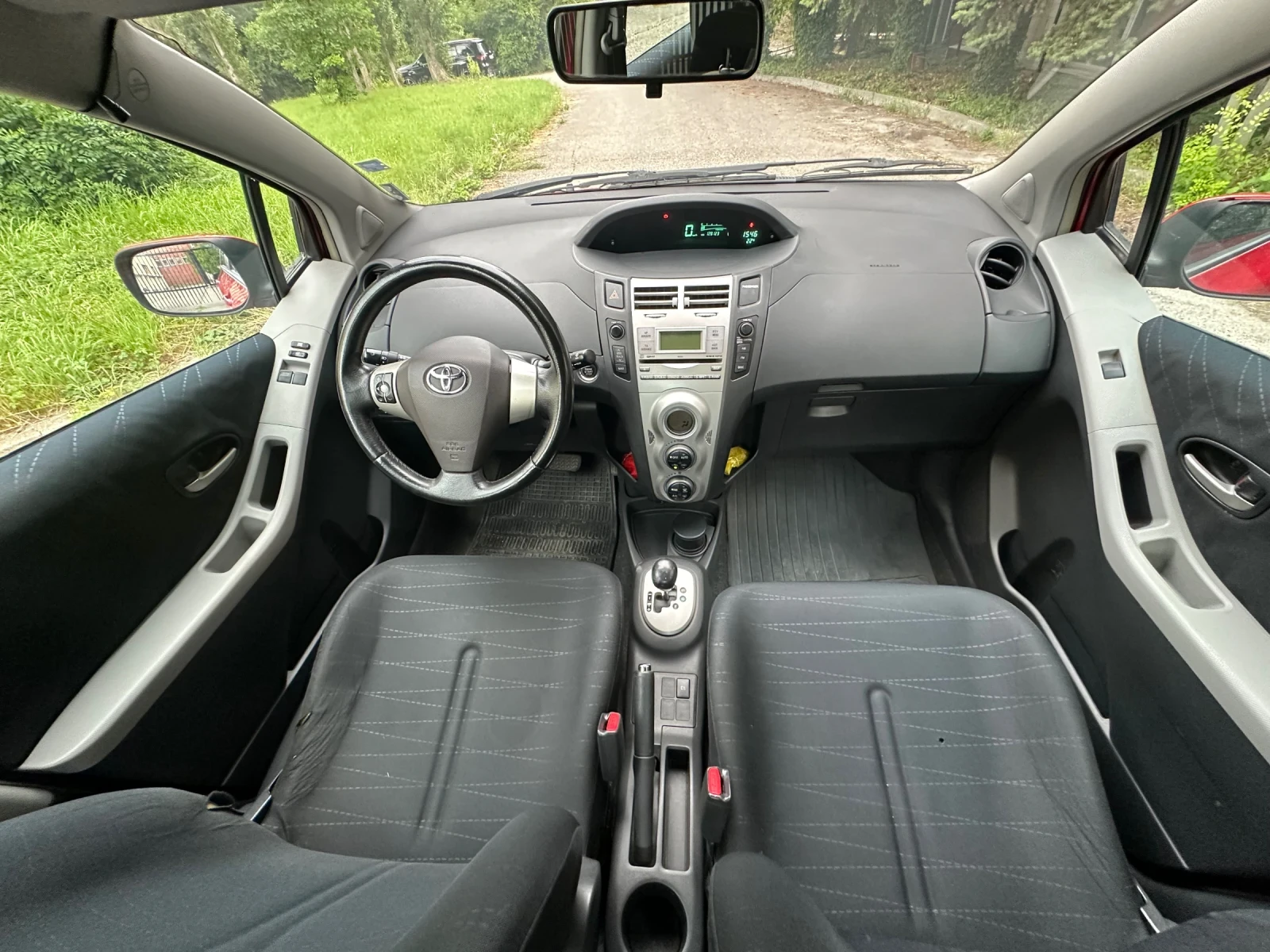 Toyota Yaris 1.3 Автоматик, снимка 5 - Автомобили и джипове - 54983053
