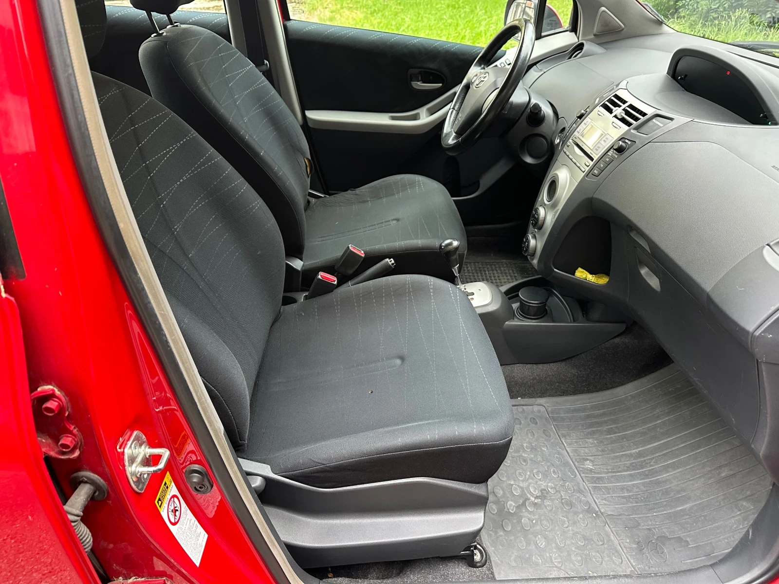 Toyota Yaris 1.3 Автоматик, снимка 6 - Автомобили и джипове - 54983053