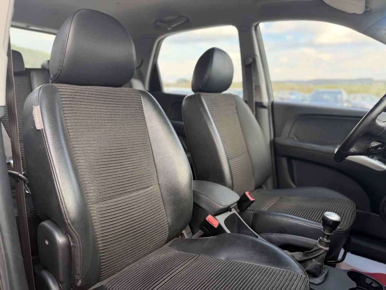 Kia Sportage 2.0 CRDi 4x4, снимка 15 - Автомобили и джипове - 54151933