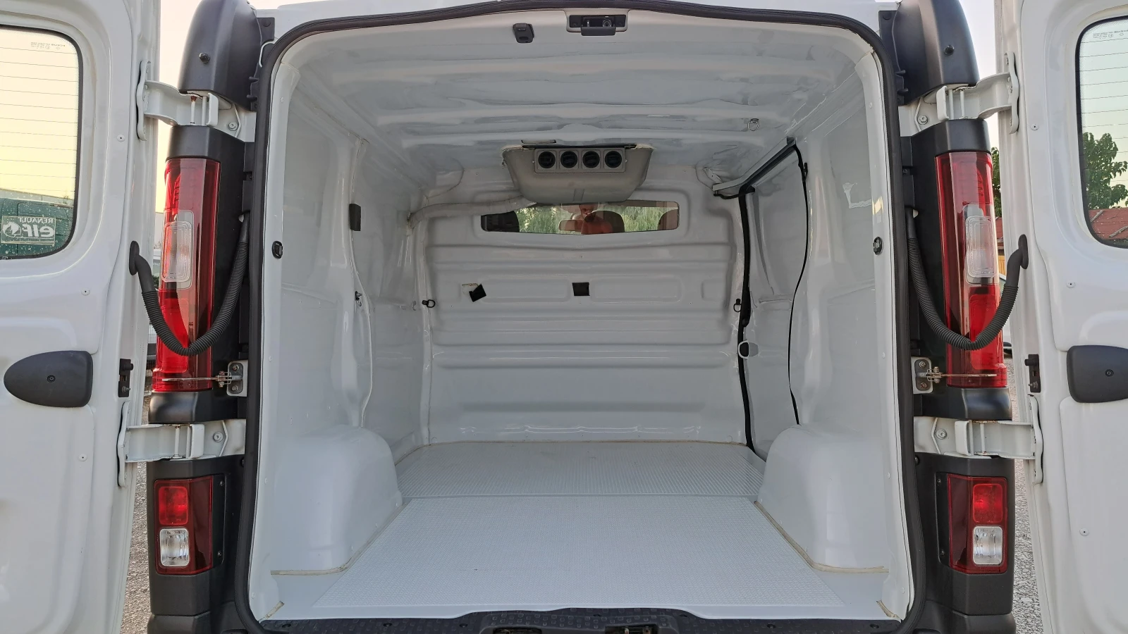 Renault Trafic ХЛАДИЛЕН/КЛИМАТИК/КАМЕРА/НАВИГАЦИЯ/EURO6 , снимка 15 - Бусове и автобуси - 55686287
